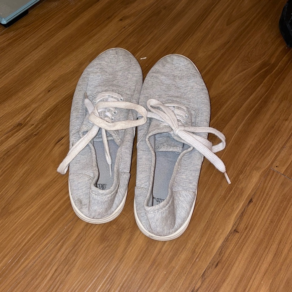Gray low top tennis shoes